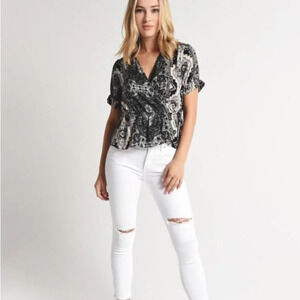 Cupcakes and Cashmere Kabrina Peplum Wrap Top Women’s Size Small Paisley